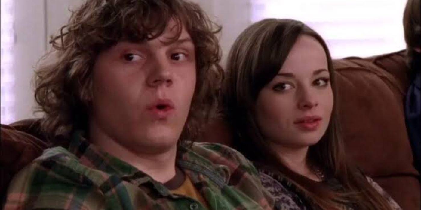 Jack and Sam looking surprised and sitting on a couch on One Tree Hill