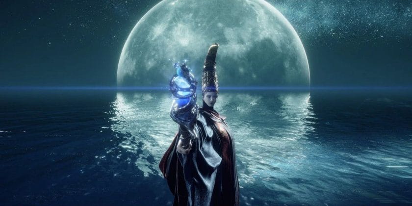 Rennala, Nữ hoàng Trăng tròn, ông chủ của Chiếc nhẫn Elden, với mặt trăng ở phía sau.