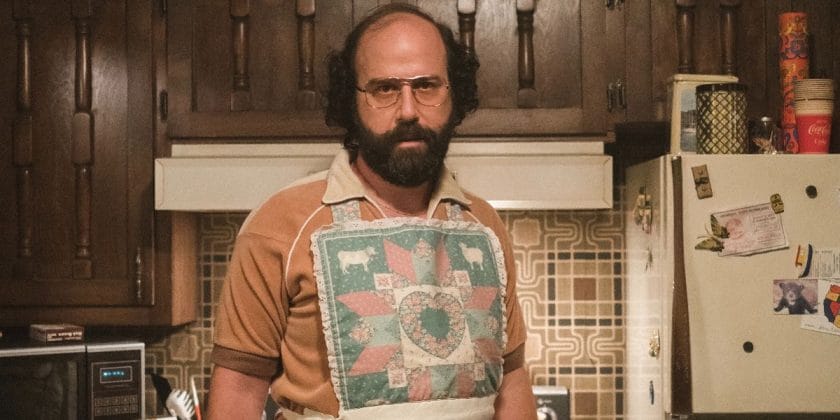 Murray đeo tạp dề nấu cơm risotto trong 'Stranger Things' mùa 4