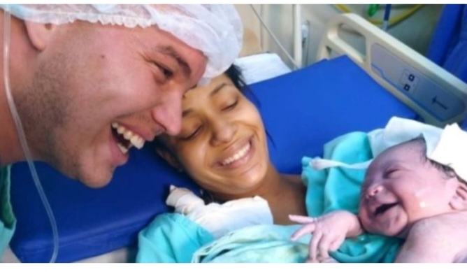 After being born, a newborn boy greets his father in a very special way that gives you goosebumps