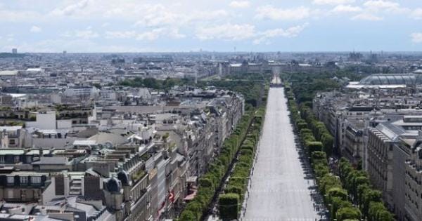 Greenery, pedestrian promenade : the proposals to reenchant the Champs-Elysées
