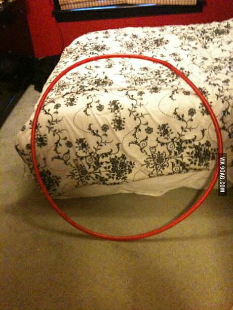 This photo with a red ring circling a bed is royally messing with people’s minds: Can you figure out what’s going on?