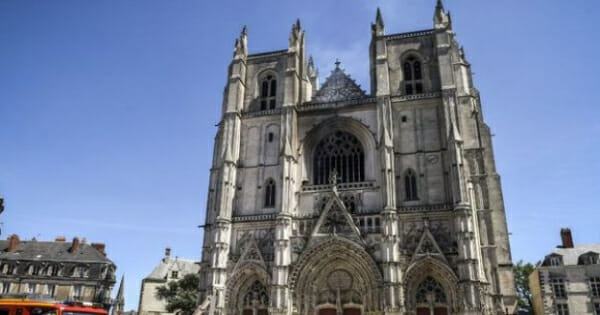 Three questions on the reconstruction of the cathedral of Nantes