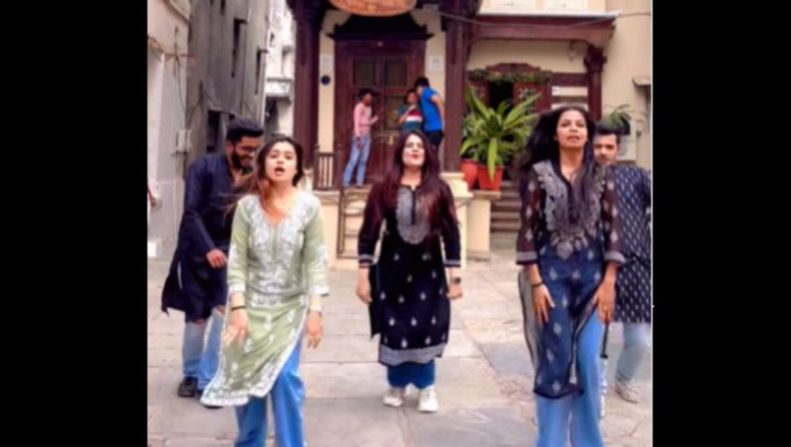Shah Rukh Khan impressed by group's dance on Lutt Putt Gaya. Watch