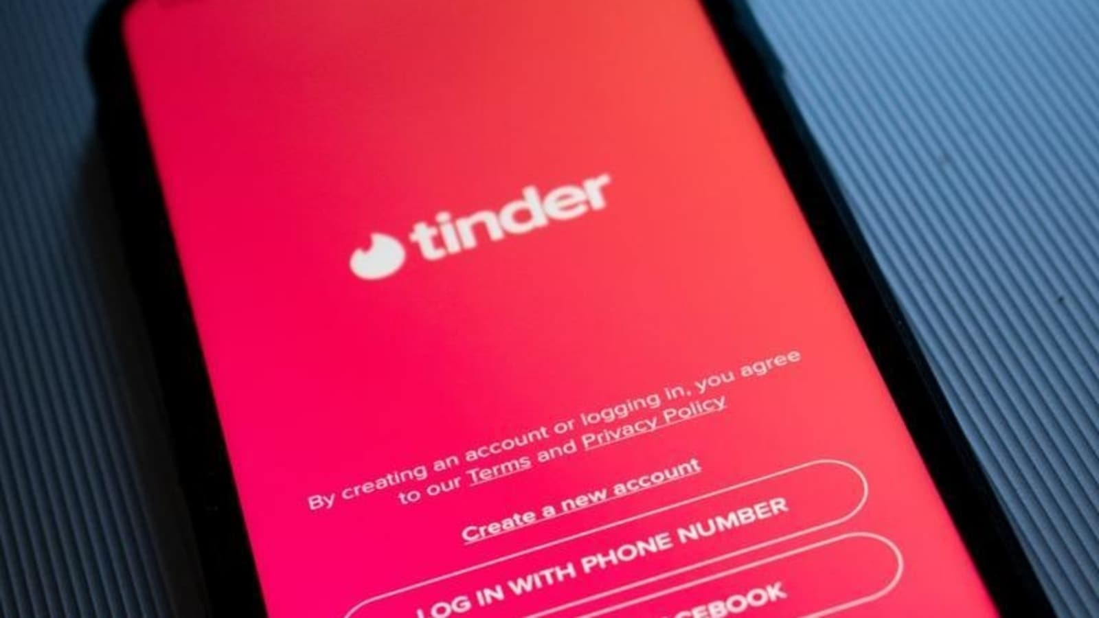Woman asks Tinder match why she should date him, he replies with a presentation