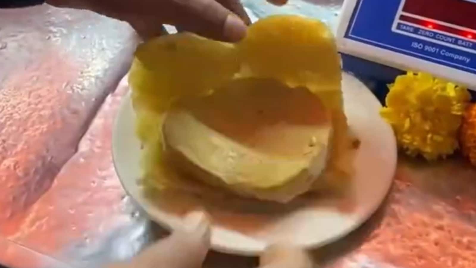 Buttery pav stuffed with kulfi? Bizarre food combination confuses people
