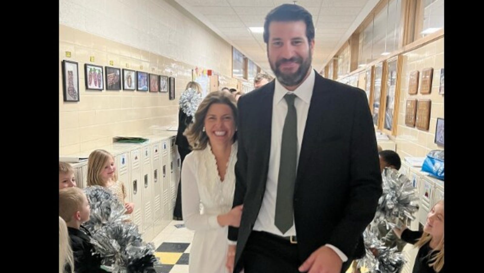 US kindergarten teacher surprises students by getting married in school