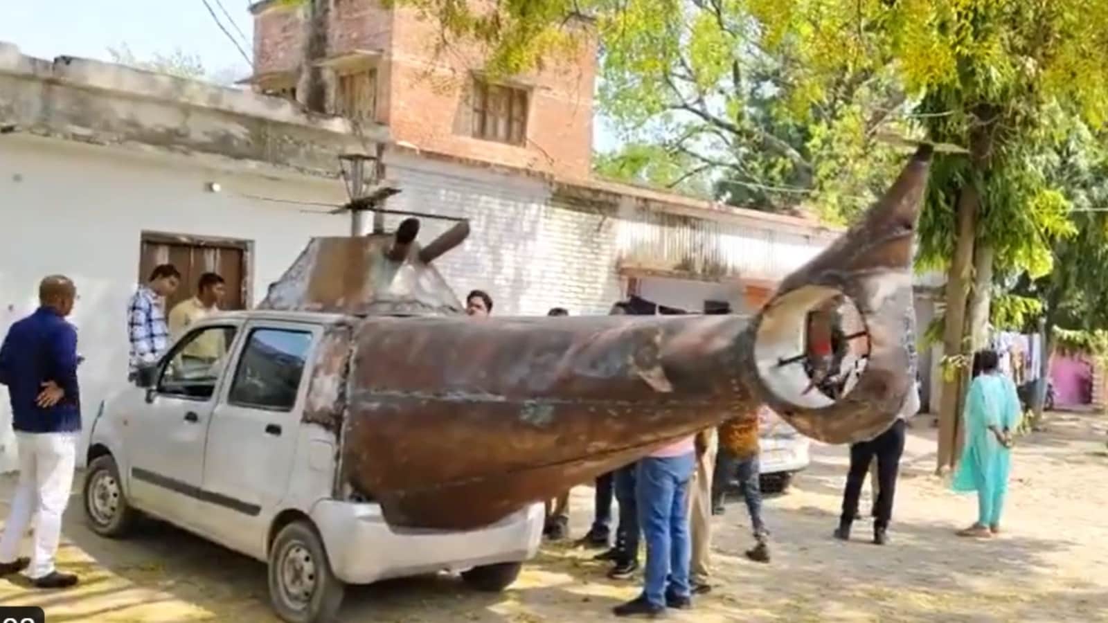 Brothers in UP’s Ambedkar Nagar convert Maruti Suzuki Wagon R into a helicopter, police seize the vehicle