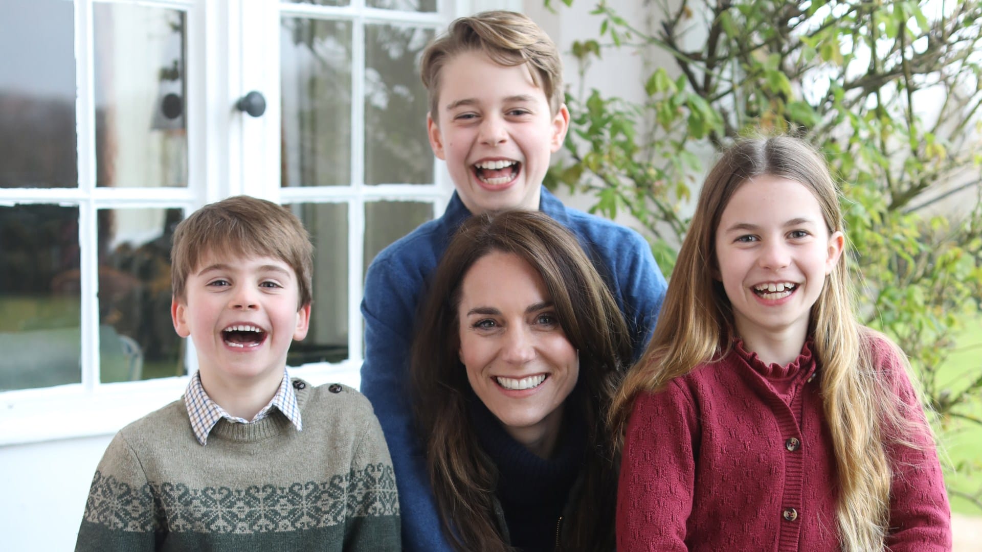 Kate Middleton forced to respond after fans blasted ‘editing fails’ in her Mother’s Day photo