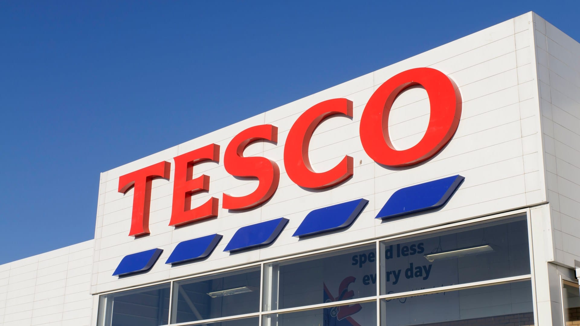 Tesco customers furious as supermarket introduces 'pathetic' new charge for in-store shopping
